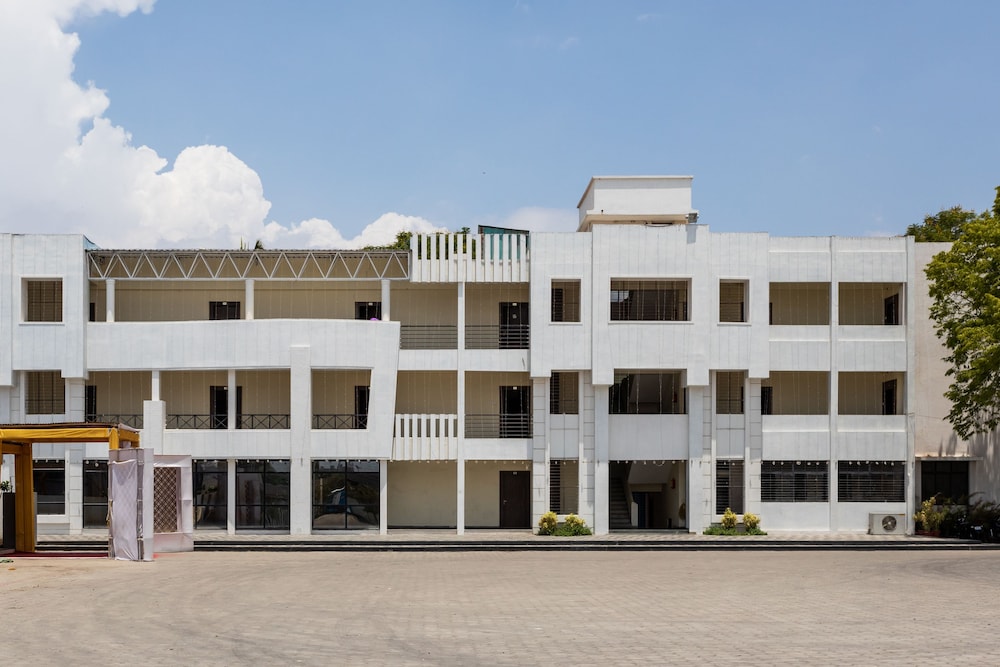 Rajshahi Resort And Marriage Garden By OYO Rooms
