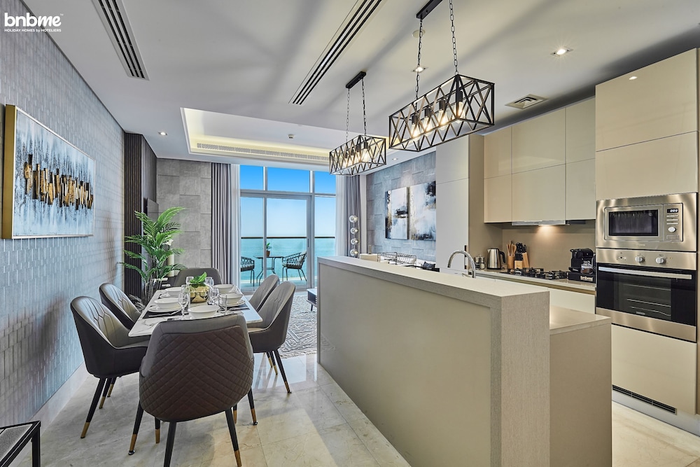 LUX BEACHFRONT GETAWAY ON PALM 20412