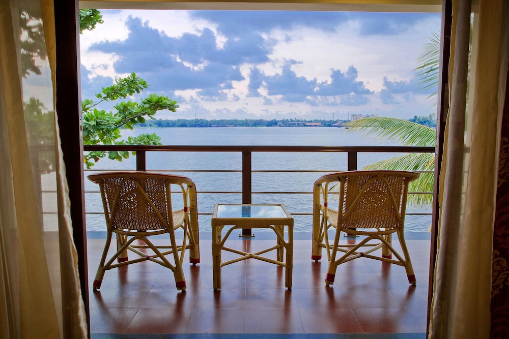 LAKE PALACE A LUXURY BACKWATER RESORT