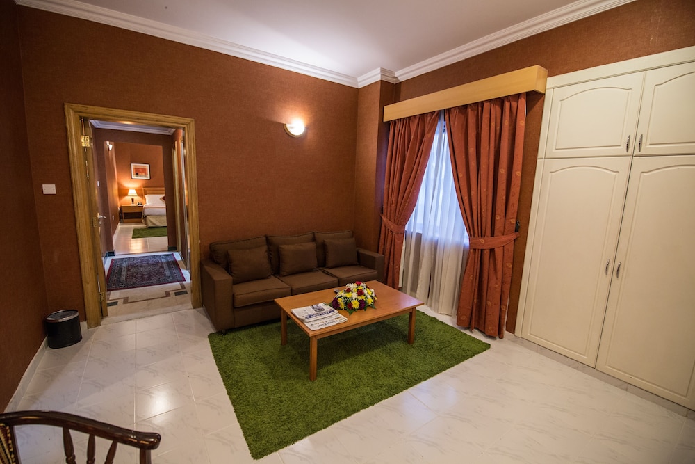 LONDON CREEK APARTMENTS HOTEL