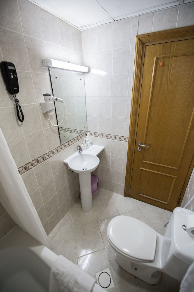 LONDON CREEK APARTMENTS HOTEL