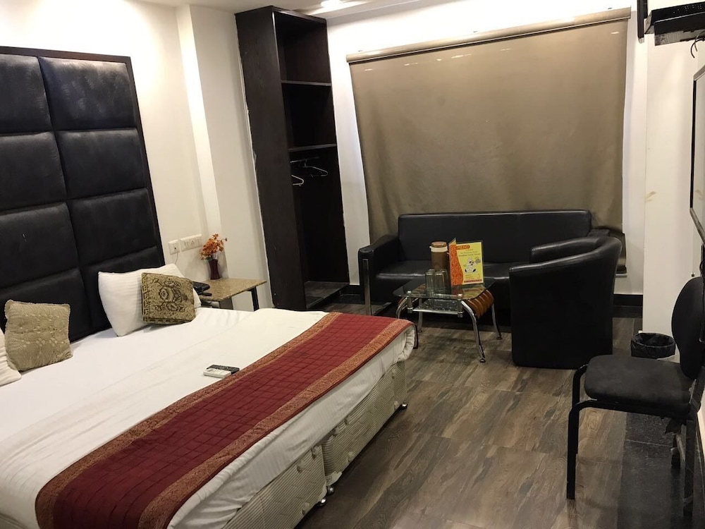 SAYA HOTEL   NEW DELHI RAILWAY STATION