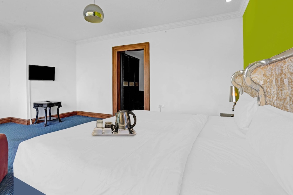 CAPITAL O 29124 ROYAL PALMS HOTEL