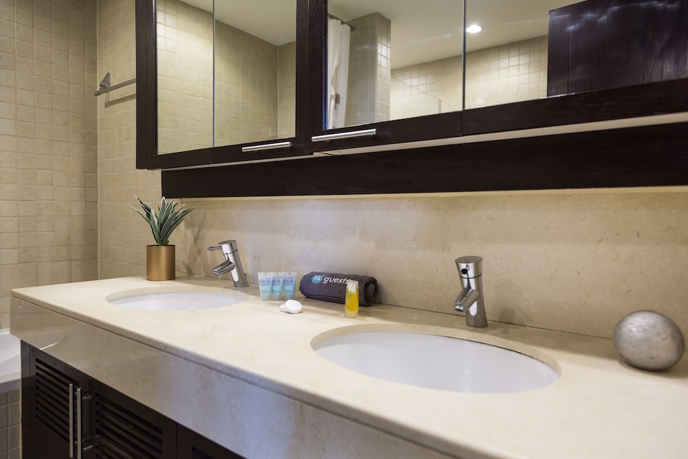 HIGUESTS THE RESIDENCES 5 TOWER (ALSO KNOWN AS HIGUESTS VACATION HOMES RESIDENCES 5) (NO FRONT DESK)